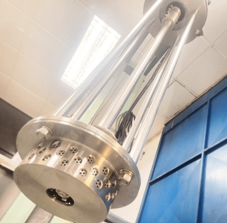 Cabezal de mezclador industrial de acero inoxidable con múltiples orificios perforados y varillas de soporte.