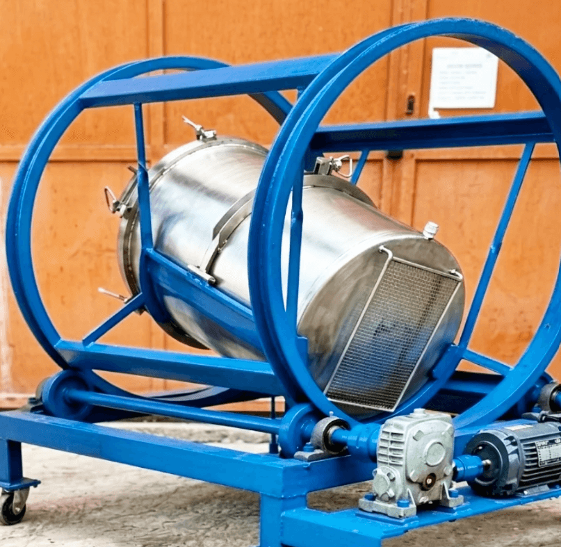 Mezcladora industrial con tambor de acero inoxidable montada en una estructura metálica azul con motor.