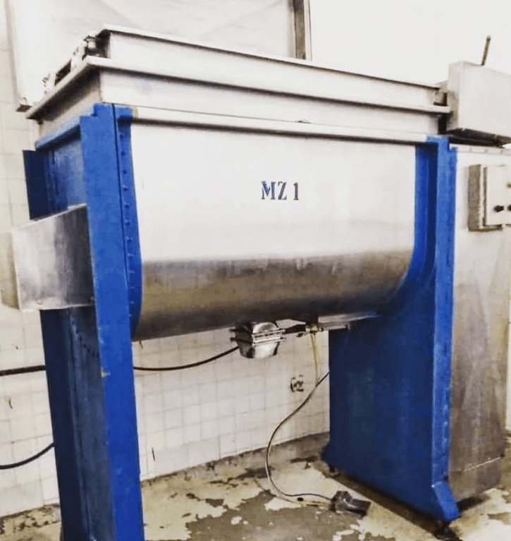 Mezcladora industrial de acero inoxidable con soportes azules y la etiqueta MZ 1.