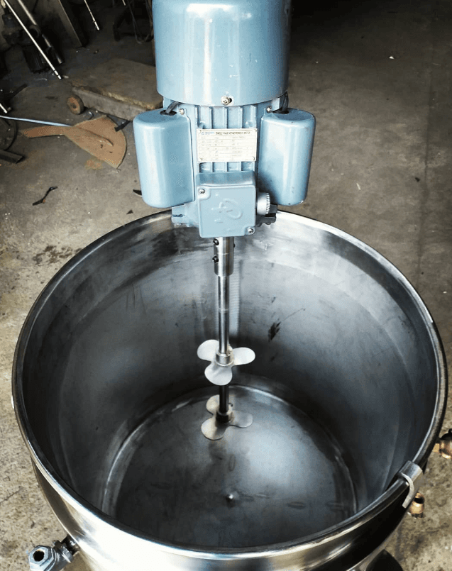 Mezclador industrial de acero inoxidable con motor superior y eje agitador de doble hélice.